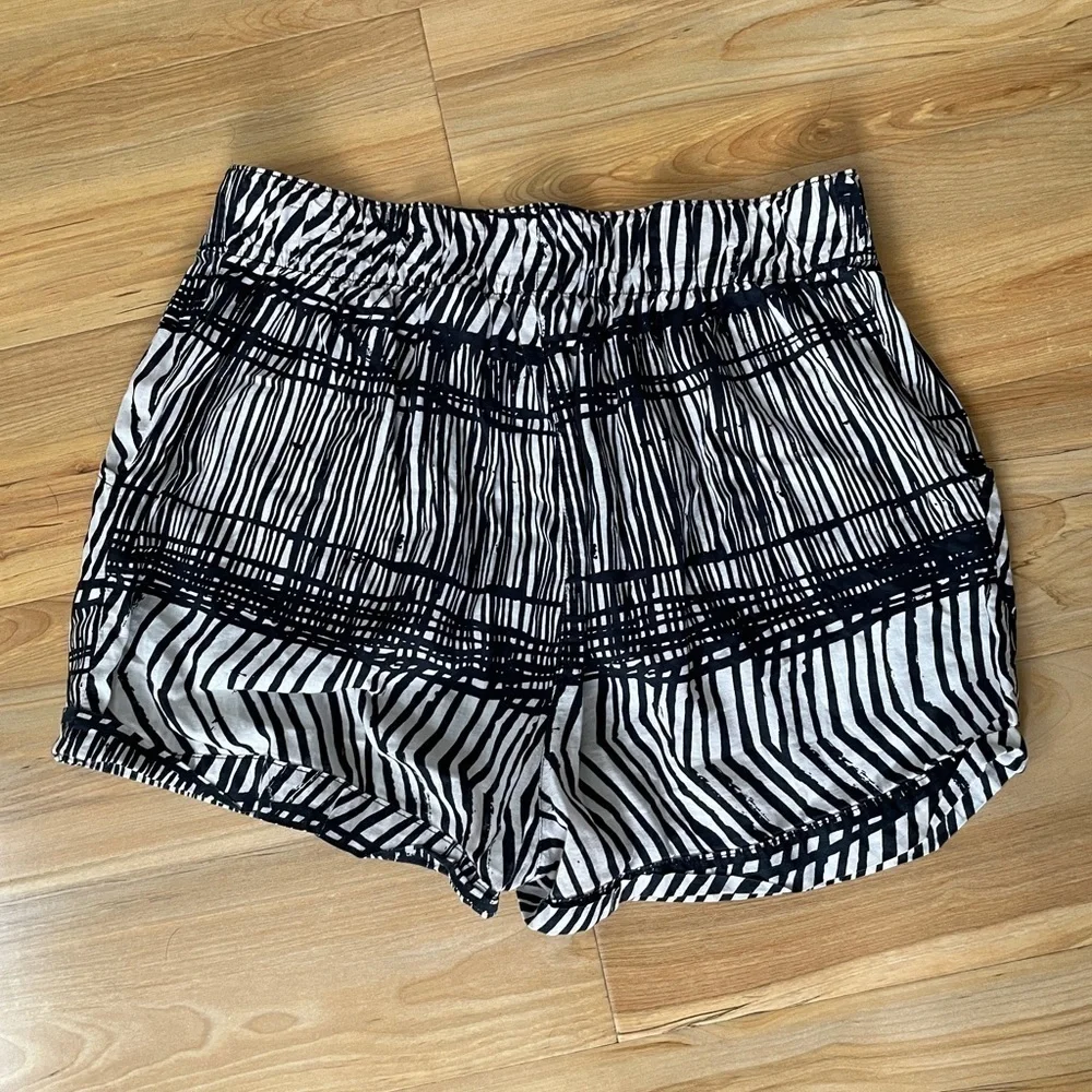 H&M black and cream/white shorts
